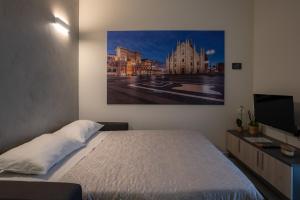 una camera con un letto e un grande dipinto sul muro di B&B Maison Azzurra Malpensa a Turbigo