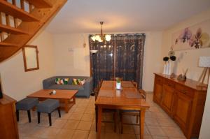 uma sala de estar com um sofá e uma mesa em Apartments Gite le Picors em Aucun