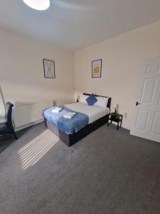 1 dormitorio con 1 cama extragrande y puerta en LaLuNa One Bedroom Apartment Newcastle, en Elswick