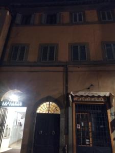un edificio con dos puertas y una señal en él en casa vacanze San Lorenzo, en Viterbo