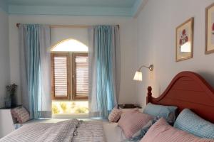 um quarto com uma cama e uma janela em Rajan House em Jaipur
