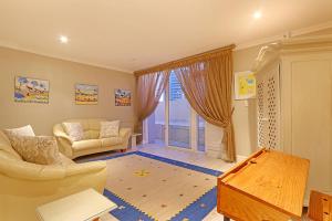 Ruang duduk di Bayview 30 by HostAgents