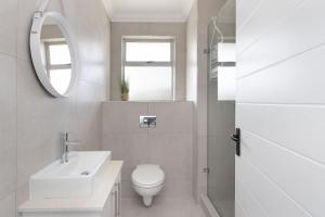 Ένα μπάνιο στο Blouberg Heights 207 by Host Agents +12 φωτογραφίες