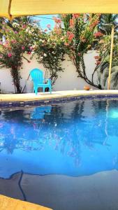 una silla azul sentada junto a una piscina en Casa Guadalupe, en Sipacate