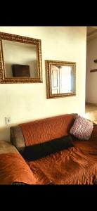 ein Schlafzimmer mit einem Bett und zwei Spiegeln an der Wand in der Unterkunft Casa simples de frente para praia 5km do centro in Saquarema