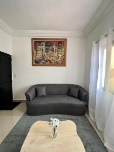 a living room with a couch and a table at De Paris à Conakry NONGO in Conakry