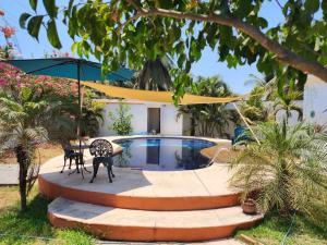 d'une terrasse avec une table et des chaises à côté de la piscine. dans l'établissement Casa Guadalupe, à Sipacate