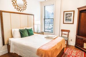 Un dormitorio con una cama grande y una ventana en Oaklands on 9th en Minneápolis