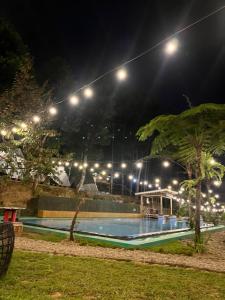 una piscina vacía por la noche con luces en Villa Kolah Watu en Wonosobo