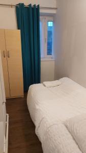 een slaapkamer met een bed, een dressoir en een raam bij Bethnal Green Guest House in Londen
