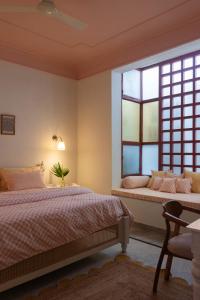 1 dormitorio con 2 camas y ventana en Rajan House, en Jaipur