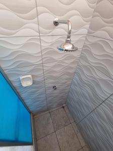 een douche met wastafel in de badkamer bij Casa Alojamiento Picuro Lodgind in Iquitos