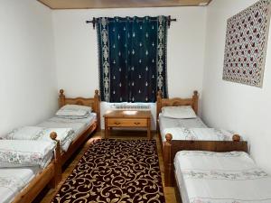 Zimmer mit 3 Betten und einem Fenster in der Unterkunft Hayat Guesthouse Nuratau Mountains in Yukary-Ukhum