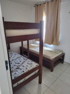 Bunk bed o mga bunk bed sa kuwarto sa Flat 2 - Temporada em Enseada dos Corais 2 Suítes