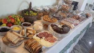 une table recouverte de beaucoup de différents types de nourriture dans l'établissement Hotel Miramare, à Marina di Schiavonea