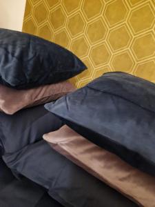 einem Stapel Kissen auf einem Bett in der Unterkunft B&B Twente in Enschede