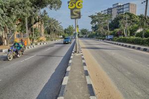 ein Straßenschild an der Seite einer Straße in der Unterkunft Impeccable 3-Bed luxury Apartment in ikoyi Lagos in Lagos