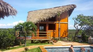 uma casa com uma piscina em frente em Ilha dos Poldros em Araioses
