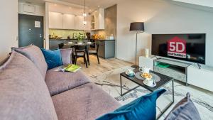 salon z kanapą i stołem w obiekcie Rezydencja Niechorze 328 - 5D Apartamenty w mieście Niechorze