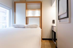 une chambre avec un lit avec deux oreillers dessus dans l'établissement Hotel AtypiQ, à Québec