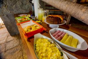 uma mesa coberta com pratos de comida numa mesa em Ilha dos Poldros em Araioses