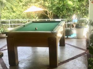 a pool table with a ball on top of it at Casa de Campo Terra da Paz in Itatiba