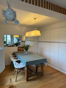 een keuken en eetkamer met een tafel en stoelen bij Maison port guillaume in Dives-sur-Mer