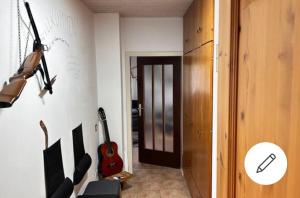 un couloir avec une chambre dotée de guitares sur le mur dans l'établissement Chanel123-, à Cassel