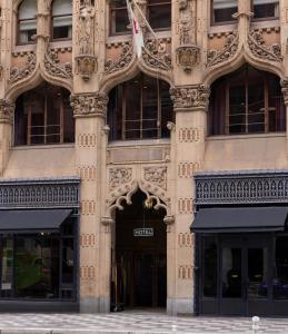 un gran edificio de piedra con una puerta grande en STILE Downtown Los Angeles by Kasa en Los Ángeles