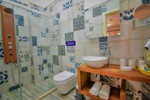 アラカティにあるMicel Otel Alacatiのバスルーム(トイレ、洗面台、シャワー付)