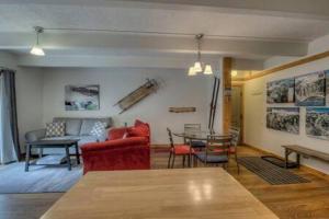 sala de estar con sofá y mesa en Ski Breck Condo Clubhouse and Free Breck Shuttle, en Breckenridge