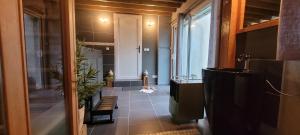 pasillo con baño con aseo y puerta en Chambre nature en Thibivillers