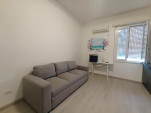 un soggiorno con un divano e un tavolo di Alghero Experience ad Alghero