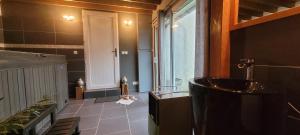 łazienka z wanną i umywalką w obiekcie Chambre nature w mieście Thibivillers