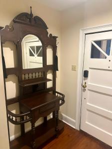 un miroir installé dans une pièce à côté d'une porte dans l'établissement Fully furnished garden apartment, à Savannah