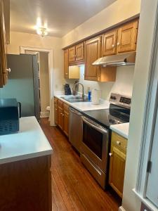 - une cuisine avec du parquet et des placards en bois dans l'établissement Fully furnished garden apartment, à Savannah