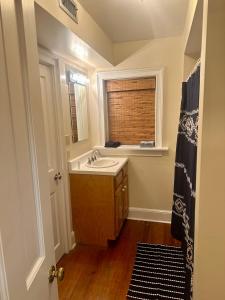 La salle de bains est pourvue d'un lavabo et d'une fenêtre. dans l'établissement Fully furnished garden apartment, à Savannah