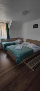 En eller flere senger på et rom på Pensiunea Valea Toplitei