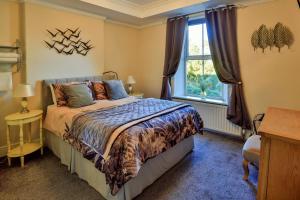 a bedroom with a bed and a window at Strawberry House in Richmond