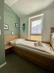 una camera da letto con un grande letto e una finestra di Gletscherblick Resort Kaprun by Jara a Kaprun