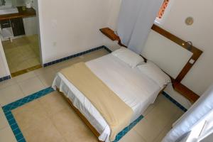 a bedroom with a bed in a room at Verde Vida Ecopousada - Termas do Gravatal in Gravatal