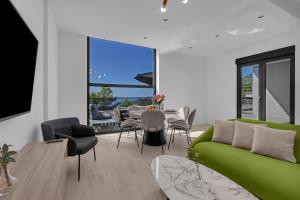 - un salon avec un canapé vert et une table dans l'établissement Villa Balmis House A, à Makarska
