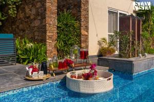 Kolam renang di atau dekat dengan StayVista at Poetry by Rawai 4BHK Pet Friendly Villa with Private Pool in Pushkar
