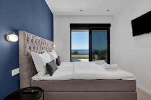 - une chambre avec un grand lit et une vue sur l'océan dans l'établissement Villa Balmis House A, à Makarska