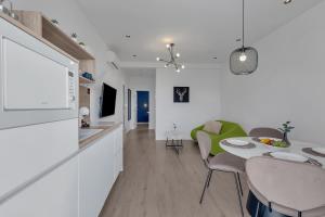 Il comprend une cuisine et un salon avec une table et des chaises. dans l'établissement Villa Balmis House A, à Makarska