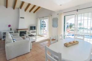 una sala de estar con una mesa y un sofá en Villa Anita, en Santo Tomás