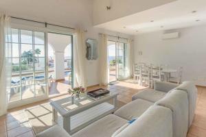una sala de estar con un sofá y una mesa en Villa Anita, en Santo Tomás