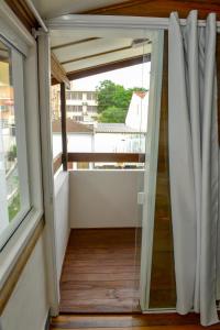 Otwarte drzwi na balkon z oknem w obiekcie Verde Vida Ecopousada - Termas do Gravatal w mieście Gravatal