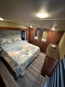 um quarto com uma cama num barco em Green world zone in Calusa em Key Largo