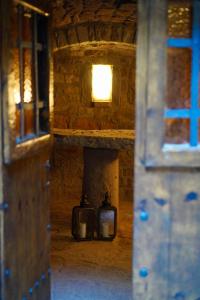 Dos velas en una habitación con una pared de piedra en L'Hostatgeria, en Estany